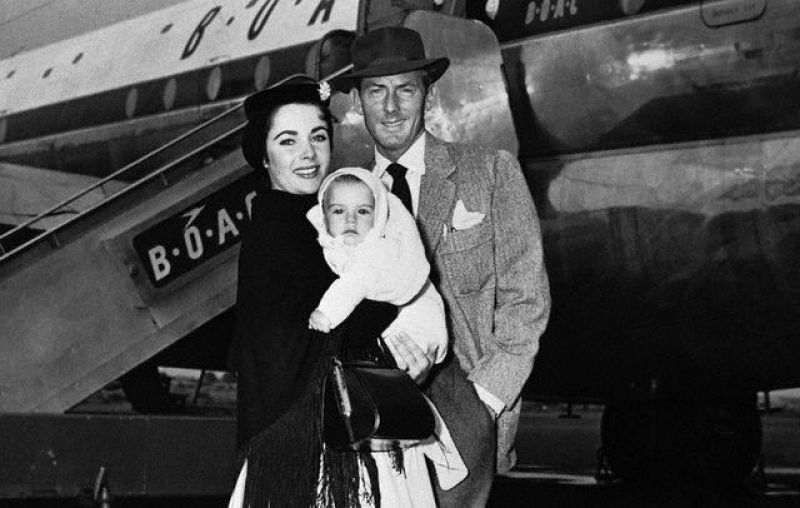 Elizabeth Taylor con su segundo marido, el actor británico Michael Wilding,y uno de sus hijos