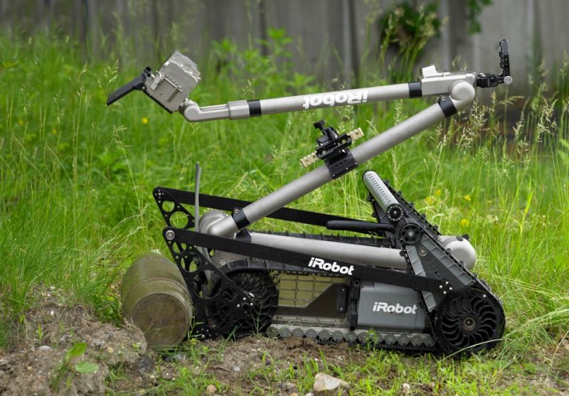 Incluso en un edificio intacto, o en cualquier lugar abierto, una simples escaleras, la rama de un árbol o una puerta cerrada pueden convertirse en obstáculos insalvables para cualquier tipo de robot comercial