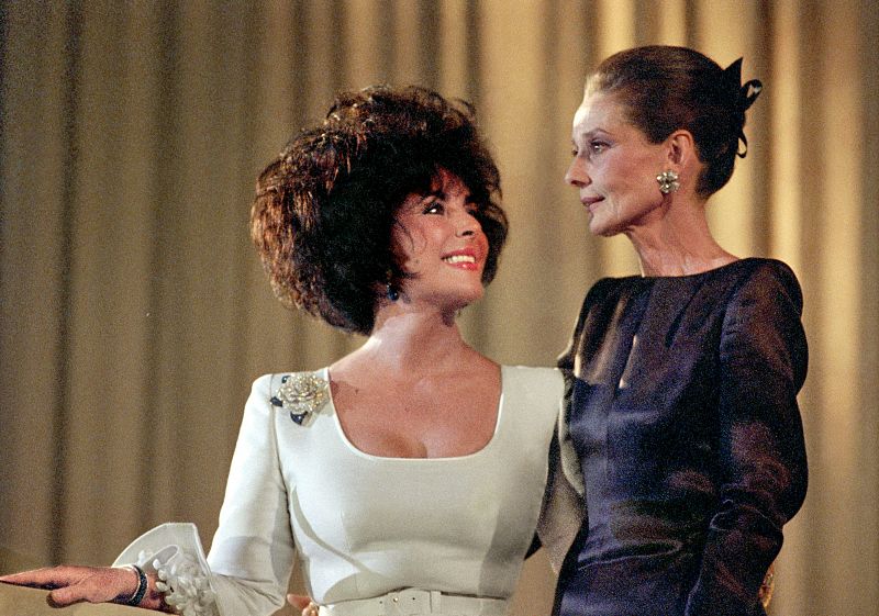 Imagen de archivo tomada el 11 de junio de 1991 que muestra a la actriz Elizabeth Taylor junto a la anglo-belga Audrey Hepburn.