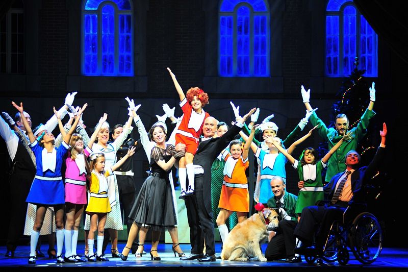 'Annie' figura en el cartel del Teatro Nuevo Apolo, en la plaza de Tirso de Molina. Trece niñas y un perro real  cantan y bailan en este musical estrenado en Broadway hace ya 33 años.