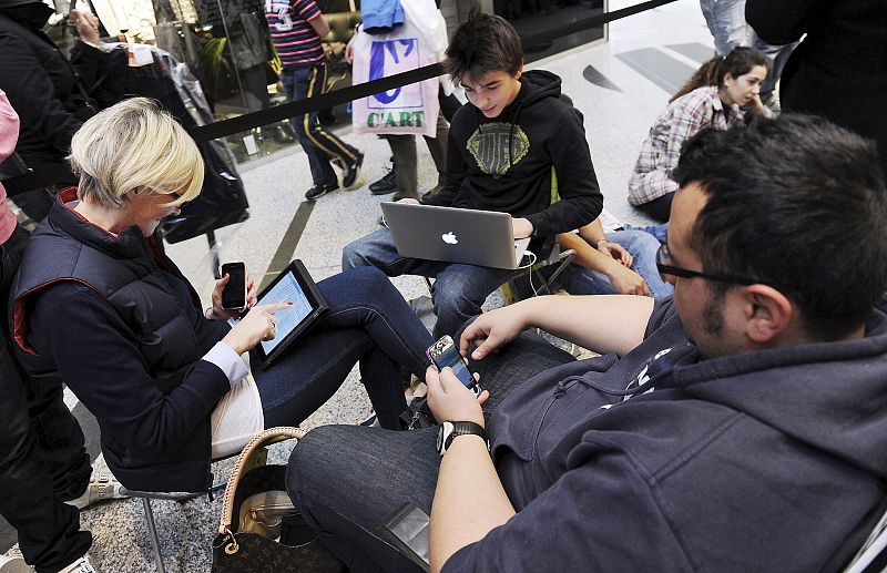 Personas hacen cola para comprar la nueva tableta electrónica de Apple Ipad 2 en una tienda de Apple en Carugate, distrito de Milán, Italia.