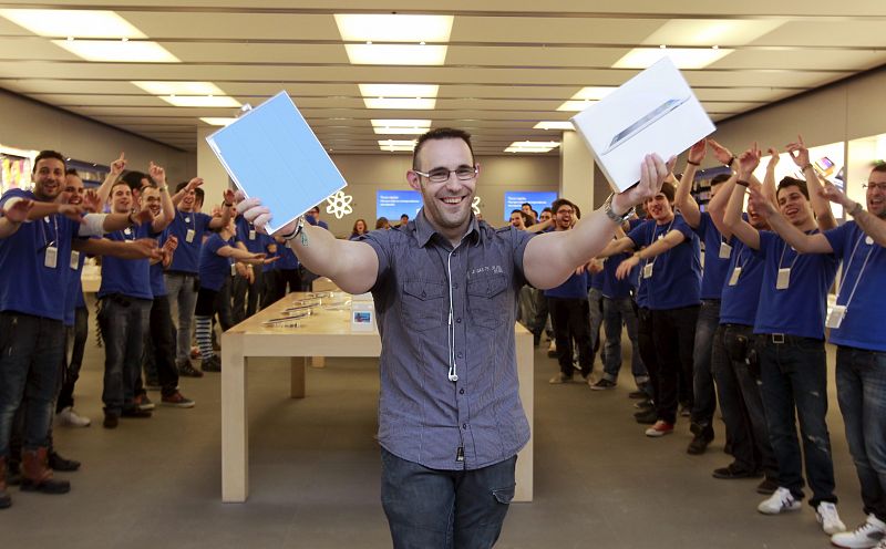 Ricardo, el primero en adquirir en Madrid el Ipad 2, la nueva tableta electrónica de Apple