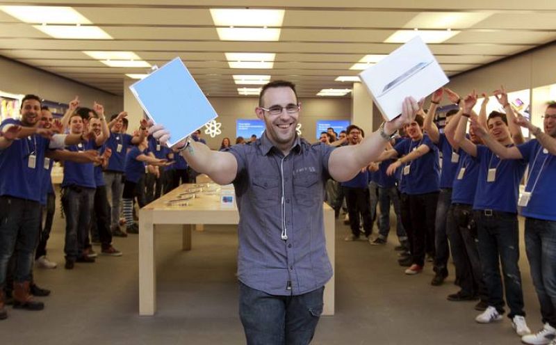 Ricardo, el primero en adquirir en Madrid el Ipad 2, la nueva tableta electrónica de Apple