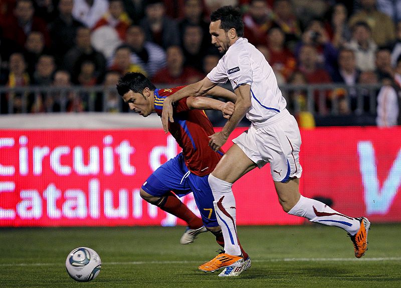 El delantero de la selección española, David Villa, lucha un balón con Tomas Sivok, de la República Checa.