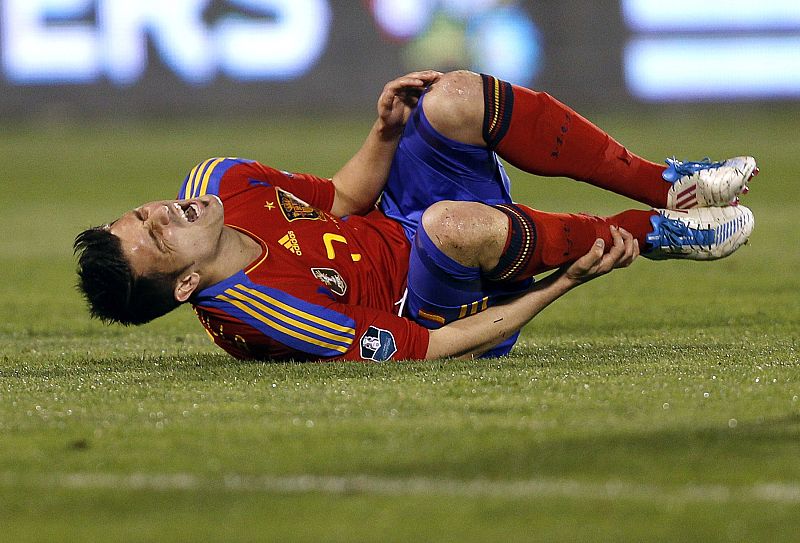 El delantero de la selección española David Villa se duele de un golpe recibido durante el partido ante la República Checa.