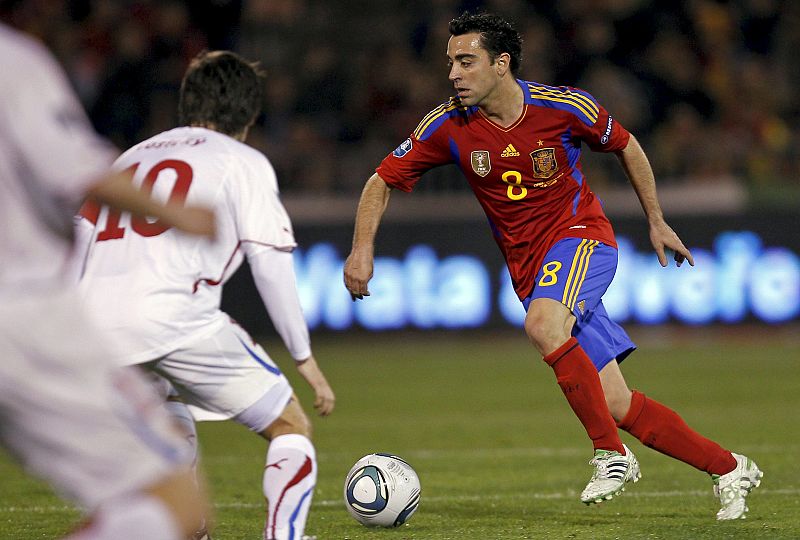 El centrocampista de la selección española, Xavi Hernández, intenta superar al jugador de la República Checa, Tomas Rosicky.