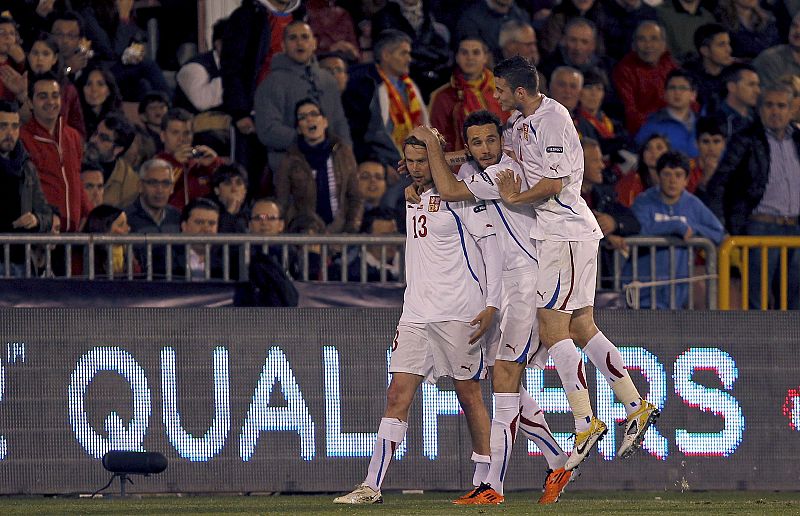 El jugador de la República Checa, Jaroslav Plasil, felicitado por sus compañeros tras conseguir el primer gol del equipo checo.