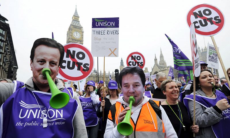 MILES DE PERSONAS SE MANIFIESTAN EN LONDRES CONTRA LOS RECORTES DEL GOBIERNO