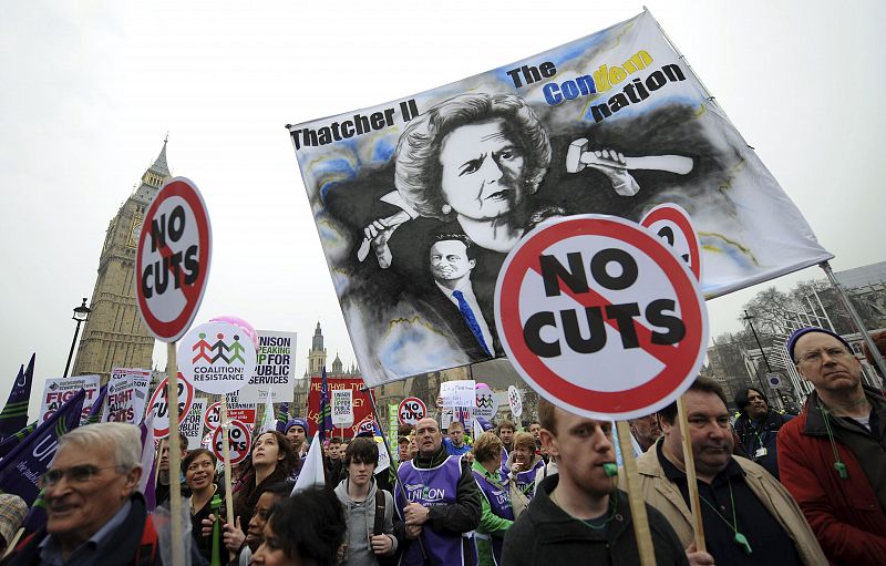 MILES DE PERSONAS SE MANIFIESTAN EN LONDRES CONTRA LOS RECORTES DEL GOBIERNO