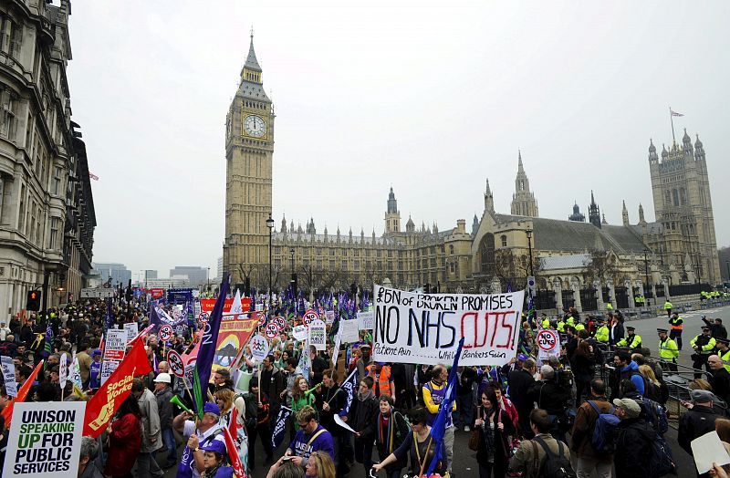 MILES DE PERSONAS SE MANIFIESTAN EN LONDRES CONTRA LOS RECORTES DEL GOBIERNO