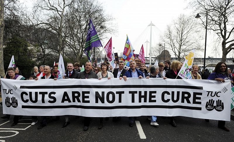 MILES DE PERSONAS SE MANIFIESTAN EN LONDRES CONTRA LOS RECORTES DEL GOBIERNO