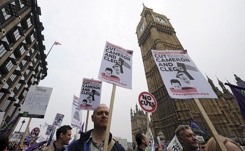 MILES DE PERSONAS SE MANIFIESTAN EN LONDRES CONTRA LOS RECORTES DEL GOBIERNO