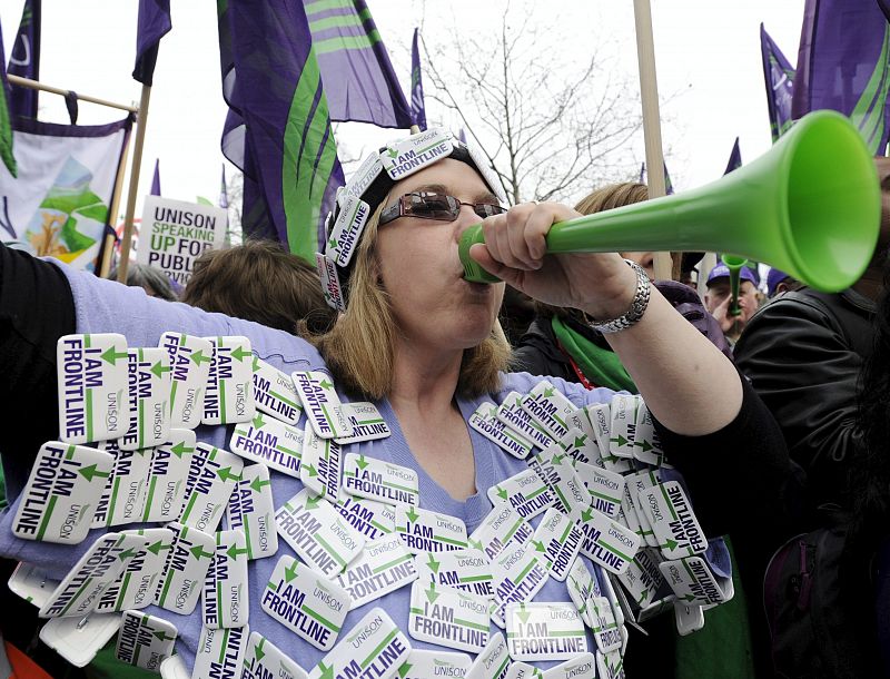 MILES DE PERSONAS SE MANIFIESTAN EN LONDRES CONTRA LOS RECORTES DEL GOBIERNO