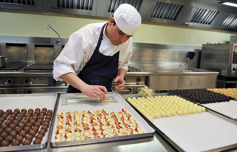 El cocinero Shaun Mason prepara dulces para la recepción en la cocina del Palacio de Buckingham