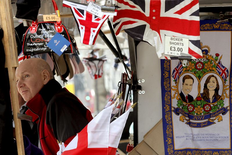 Un vendedor callejero expone sus souvenirs relacionados con la boda de l príncipe Guillermo y Kate Middletone, frente a Westminister, en el centro de Londres