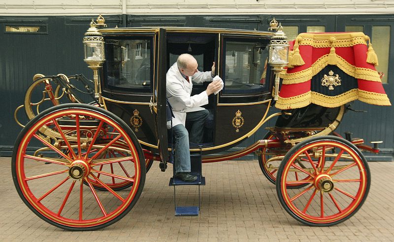 El restaurador de carruajes Dave Evans limpia la carroza landó real de 1902 en las Caballerizas Reales en el centro de Londres, Reino Unido. Esta carroza será la que utilizarán el príncipe Guillermo de Inglaterra y su prometida, Kate Middleton, en su