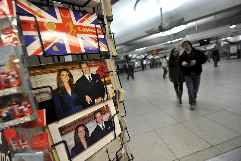 Por supuesto no puede faltar las postales del príncipe Guillermo de Inglaterra y de su prometida, Kate Middleton. Estas están a la venta en la estación del metro de Westminster en Londres, Reino Unido