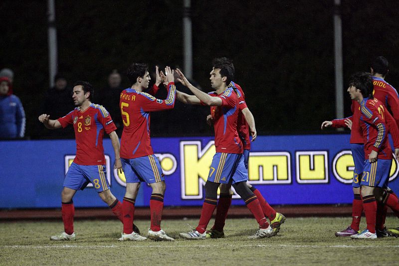 Los jugadores de España celebran el tercer gol en Lituania.