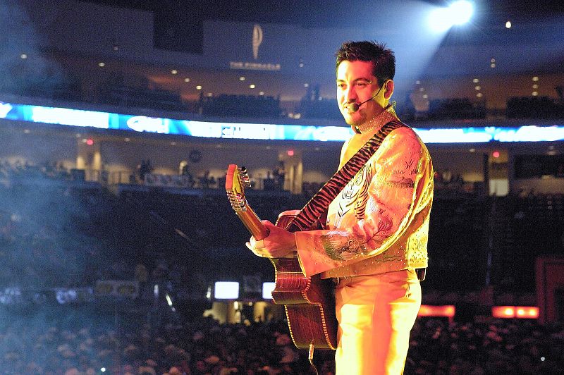 Los Tigres del Norte en pleno concierto