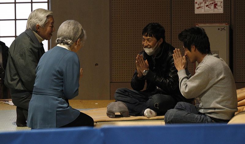 Según la cadena de televisión TBS, Akihito preguntó a un damnificado si estaba cansado o podía dormir, y también si su familia se encontraba bien