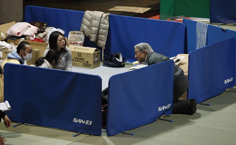 El pasado día 16, cinco días después del terremoto, Akihito se dirigió a los japoneses en el primer mensaje por televisión de sus 22 años de reinado para infundirles ánimo y pedir que se ayuden unos a otros para superar la mayor crisis de Japón tras