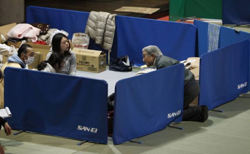 El pasado día 16, cinco días después del terremoto, Akihito se dirigió a los japoneses en el primer mensaje por televisión de sus 22 años de reinado para infundirles ánimo y pedir que se ayuden unos a otros para superar la mayor crisis de Japón tras