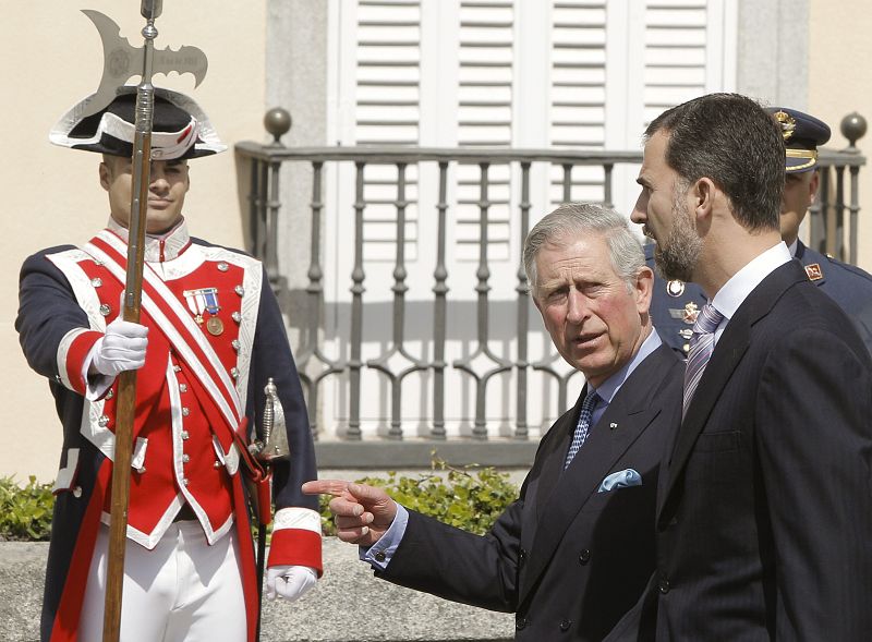 Los príncipes de Asturias pasean junto al príncipe de Gales y a la duquesa de Cornualles