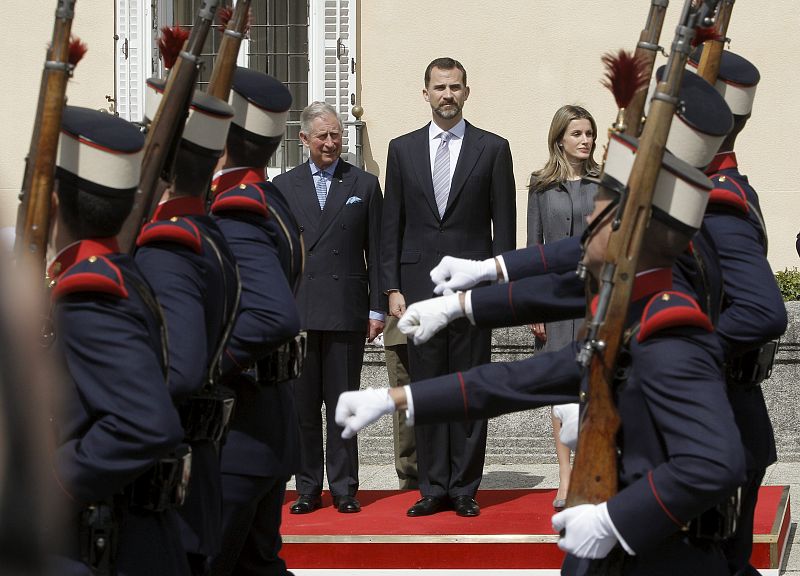 Los Príncipes de Asturias, junto al príncipe Carlos de Inglaterra, en el palco de honor durante el desfile de la Guardia Real