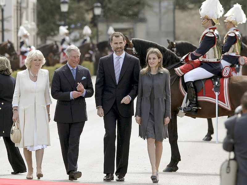 Los príncipes de Asturias pasean junto al príncipe de Gales y a la duquesa de Cornualles