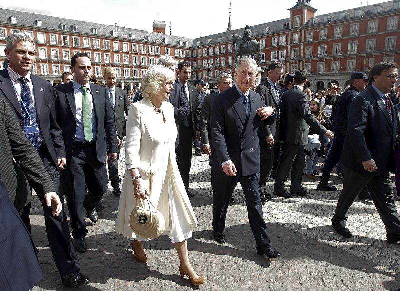 El Príncipe de Gales y su esposa, la Duquesa de Cornualles, caminan por la Plaza Mayor de Madrid