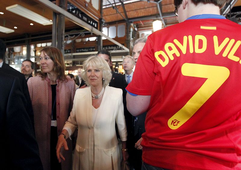 Camila, duquesa de Cornualles, durante la visita que ha realizado junto a su esposo, el príncipe Carlos de Inglaterra, al Mercado de San Miguel de la capital,