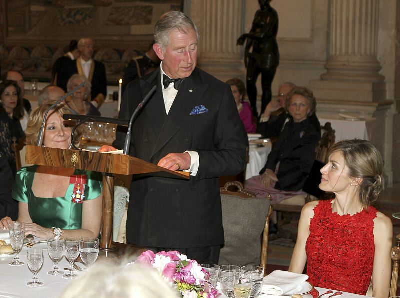 LOS PRÍNCIPES DE ASTURIAS OFRECEN UNA CENA AL PRÍNCIPE CARLOS DE INGLATERRA Y A LA DUQUESA DE CORNUALLES