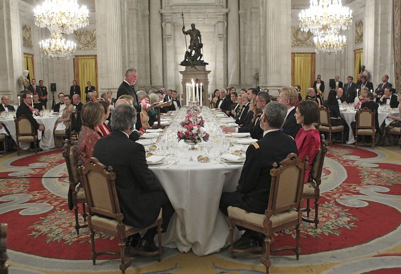 LOS PRÍNCIPES DE ASTURIAS OFRECEN UNA CENA AL PRÍNCIPE CARLOS DE INGLATERRA Y A LA DUQUESA DE CORNUALLES