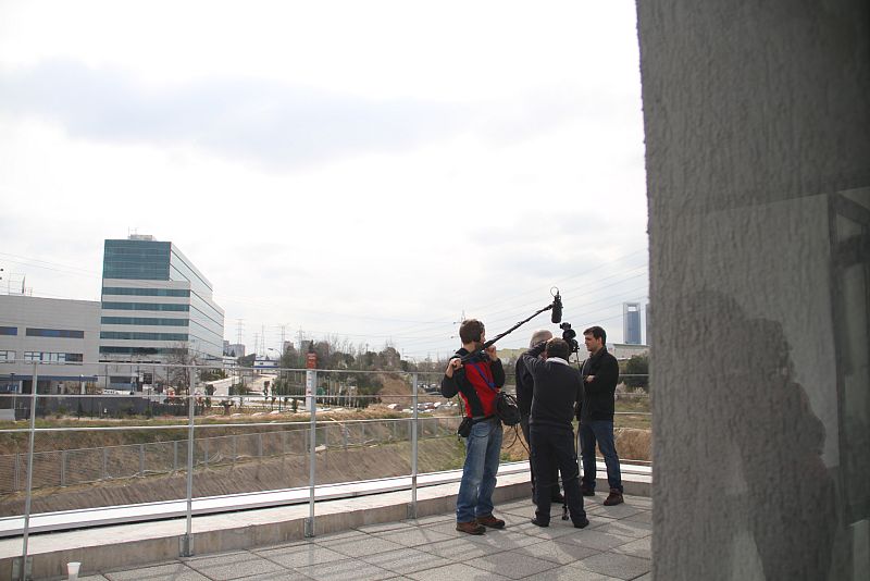 Un momento de la grabación con Fran Perea en los exteriores de la Fundación Padre Garralda.