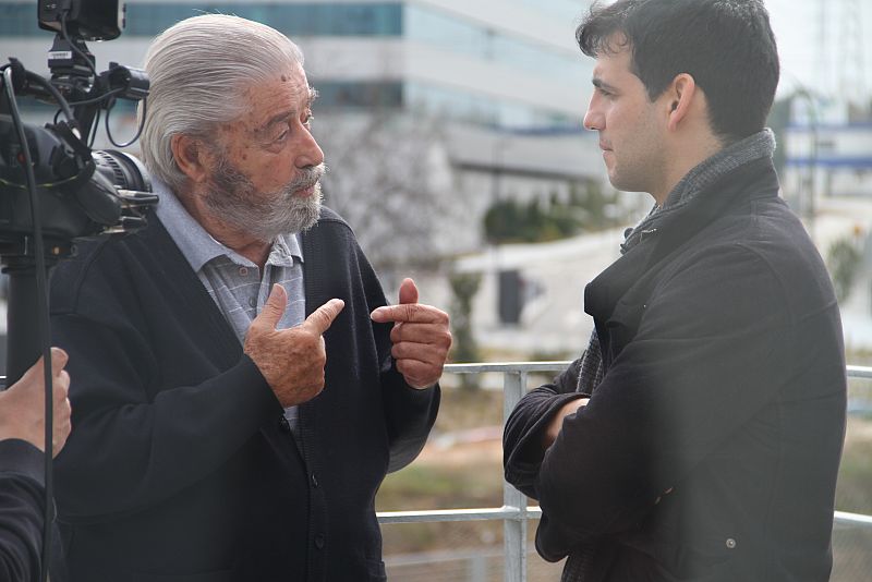 El padre Garralda conversa con Fran Perea