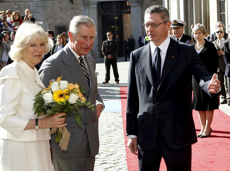 El príncipe de Gales y su esposa, la duquesa de Cornualles, junto al alcalde de Madrid, Alberto Ruiz-Gallardón, llegan a la sede del Ayuntamiento en la Plaza de la Villa