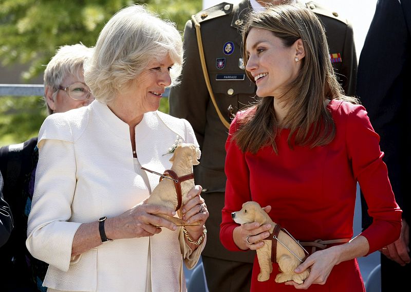 La princesa de Asturias y la duquesa de Cornualles conversan tras su visita a la Fundación Once