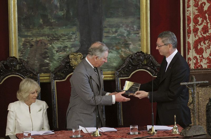 El príncipe de Gales recibe de manos del alcalde de Madrid, Alberto Ruiz-Gallardón, las Llaves de Oro de la ciudad