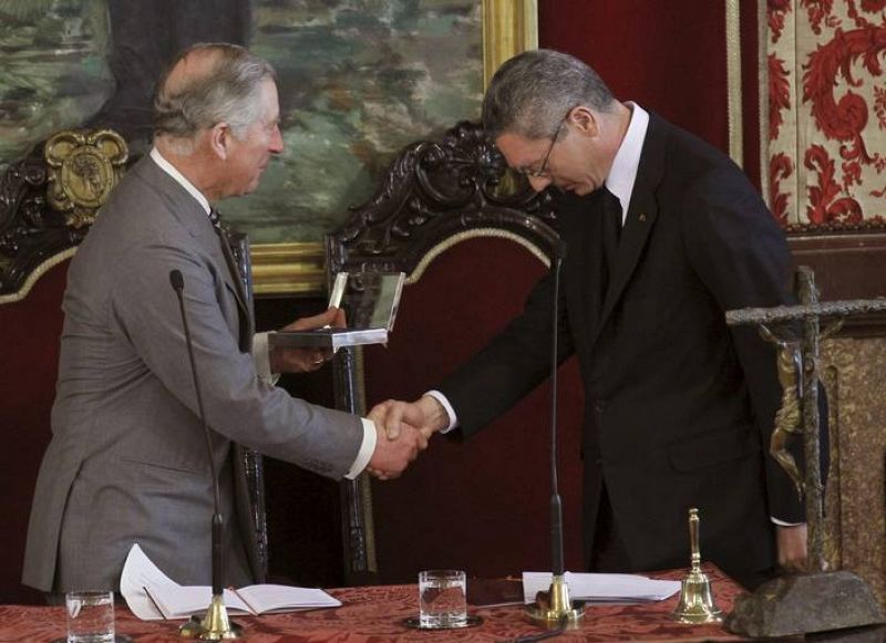 El príncipe de Gales saluda al alcalde de Madrid, Alberto Ruiz-Gallardón, tras recibir las Llaves de Oro de la ciudad