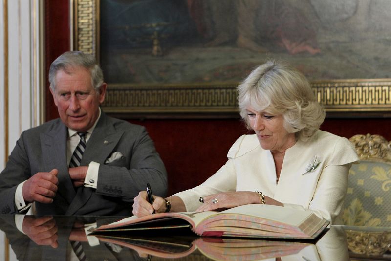 El príncipe de Gales y su esposa, la duquesa de Cornualles, han firmado en el Libro de Honor del Ayuntamiento de Madrid