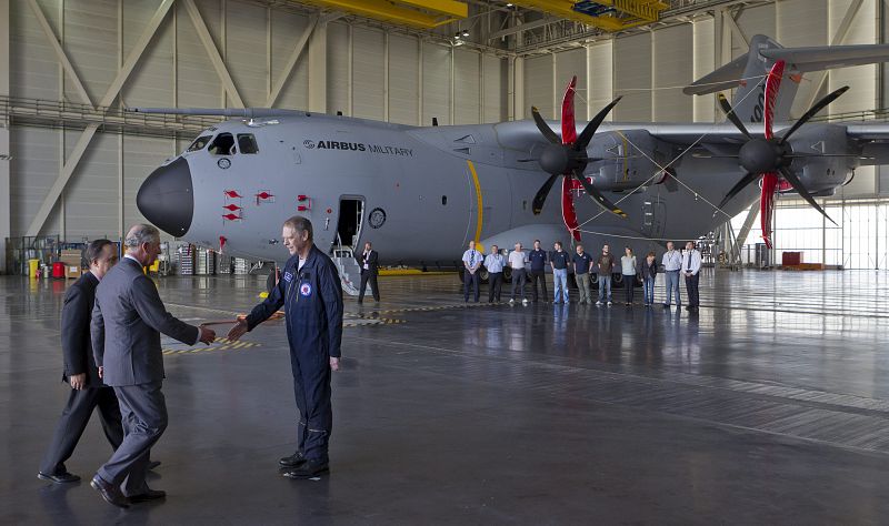 El Principe Carlos de Inglaterra (i) saluda a Ed Strongman, piloto de pruebas del A-400M, avión de transporte militar que s ensambla en la factoría de EADS en Sevilla,