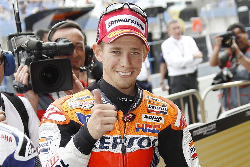 Stoner saluda tras llevarse la 'pole' en MotoGP.