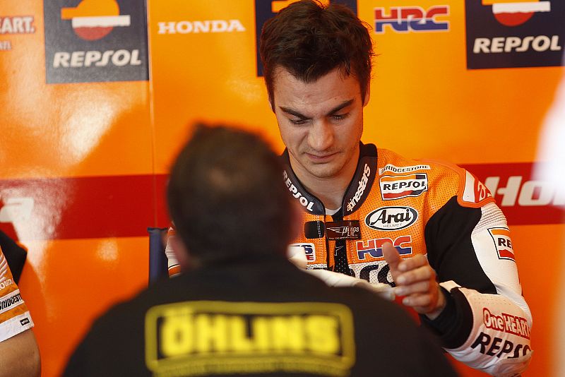 Pedrosa correrá con dolor en su hombro y el lunes se operará.