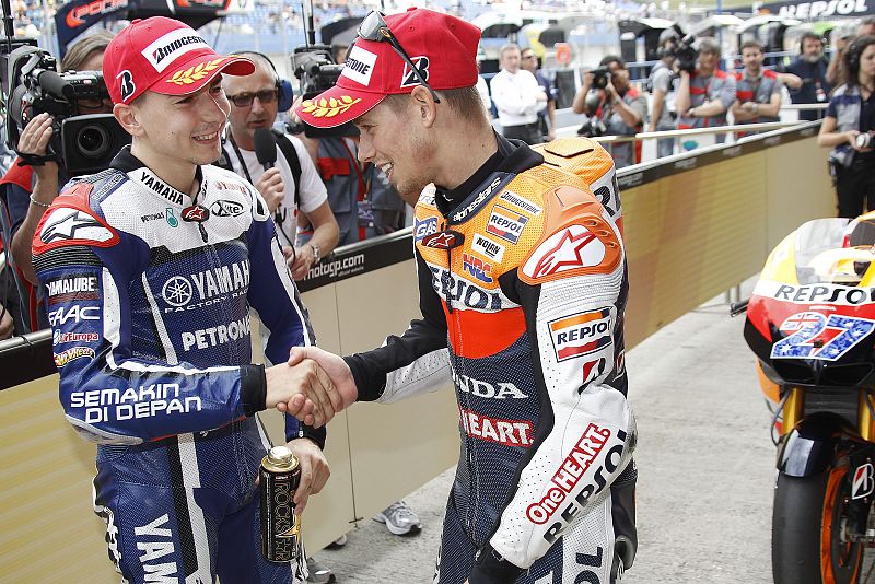 Stoner da la mano a Lorenzo tras conseguir su primera 'pole' en Jerez.