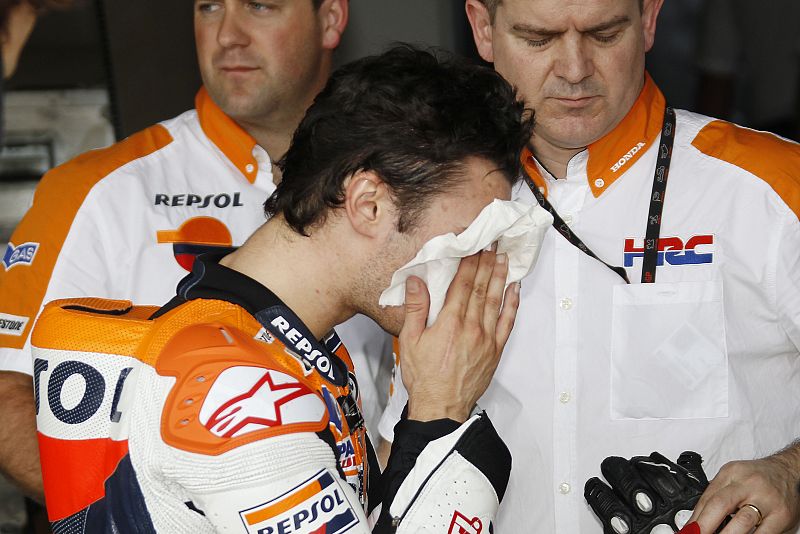 Pedrosa se seca el sudor tras la lucha por la 'pole'.