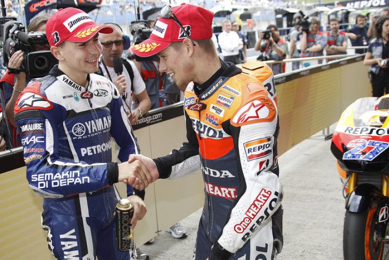 Stoner da la mano a Lorenzo tras conseguir su primera 'pole' en Jerez.