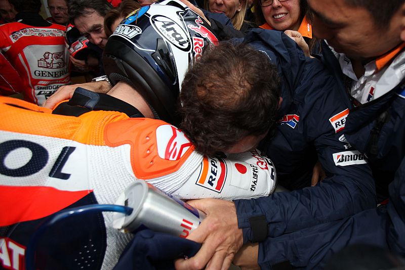 Pedrosa se abraza con los suyos tras el segundo puesto en Jerez.