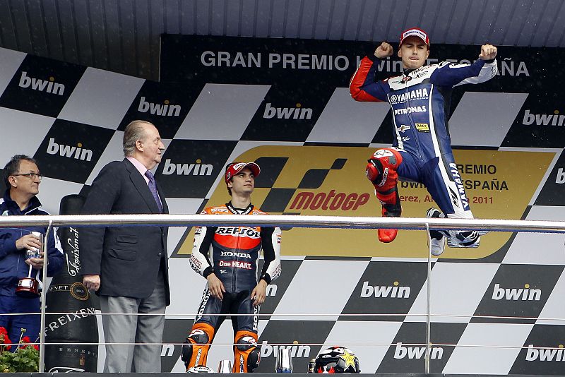 Lorenzo celebra su victoria ante la mirada del Rey y de Dani Pedrosa.