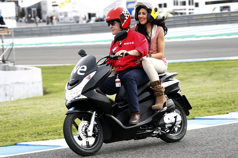 La cantante, dando una vuelta con Ángel Nieto por el circuito de Jerez