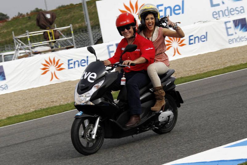  Lucía Pérez, recorriendo en moto el trazado del circuito de Jérez